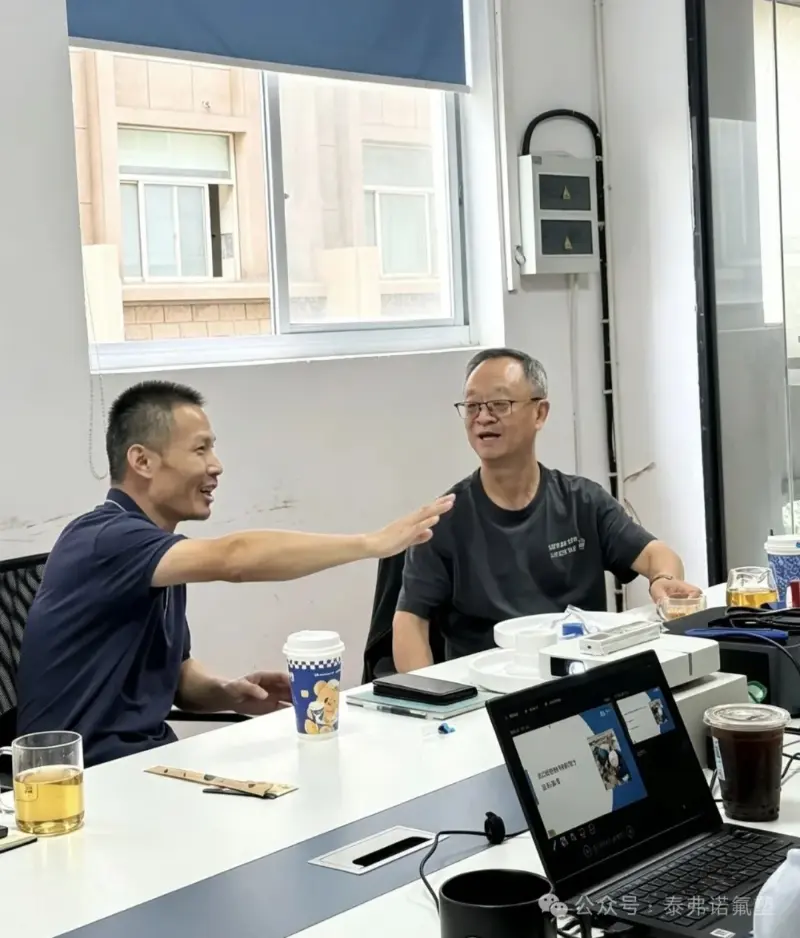 Engineer Fu and Dr. Zhong Mo exchanged views.
